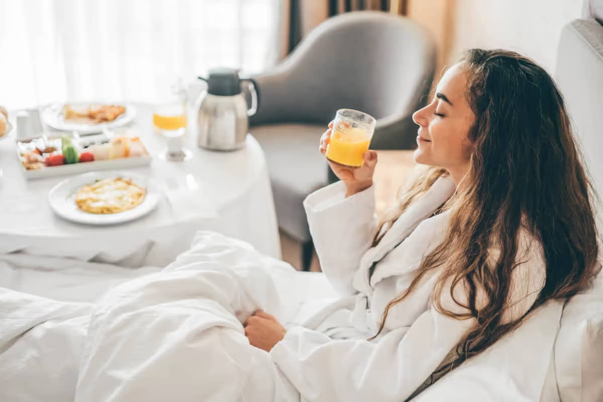 Always be available for your guests with the digitized room service from Yoordi