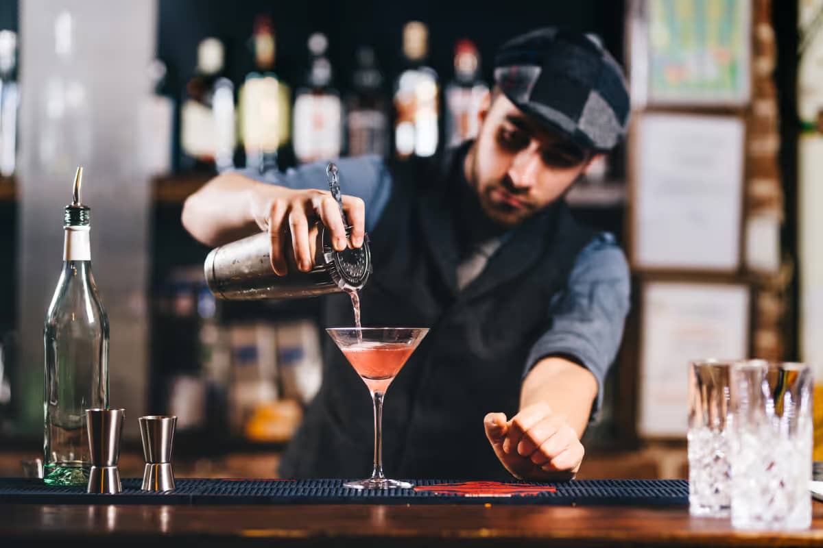Bartender using Yoordi Pay at the counter